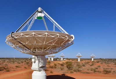 CSIRO_ScienceImage_2161_Close_up_of_a_radio_astronomy_telescope_with_several_more_in_the_background.jpg