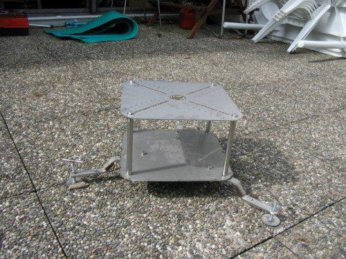 voila la plate forme assemblée (sans son système de déclenchement de tir ni sa bulle de mise à niveau!)